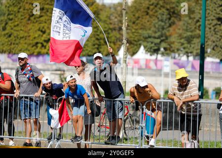 Paris, le 2 septembre 2024 - les supporters de la france lors de la course du para Triathlon pour les jeux paralympiques d'été de Paris 2024 Banque D'Images