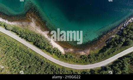Vue cinématique de haut en bas de la voiture conduisant le long de la route côtière pittoresque en Norvège Banque D'Images