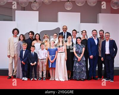 Venise, 81ème Festival du film de Venise 2024 - jour 6, tapis rouge du film Vermiglio - sur la photo : Paolo del Brocco, invité (Middle LR) Leonardo Guerra Seràgnoli, Carlotta Gamba, Giuseppe de Domenico, Martina Scrinzi, Francesca Andreoli, Sara Serraiocco, Maura Delporo, Orietta Notari, invitée, Roberta Rovelli, Tomasso Ragno, Santiago Fondevila Sancet et invités Banque D'Images