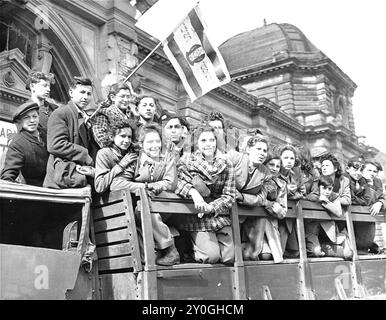 Les enfants juifs arrivent à Francfort par camion des camps de personnes déplacées dans toute la zone américaine de l'Allemagne. À Francfort, ils rejoignent des enfants de la zone britannique d'Allemagne pour se rendre à Marseille et monter à bord d'un navire à destination de la Palestine. Banque D'Images