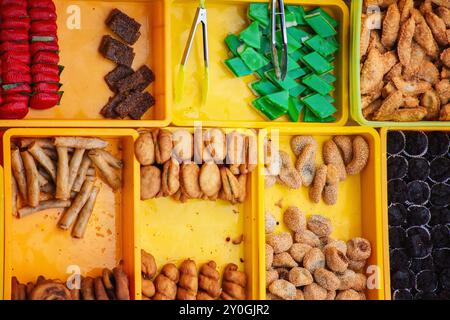 Assortiment de spécialités malaisiennes traditionnelles au marché de rue. Banque D'Images