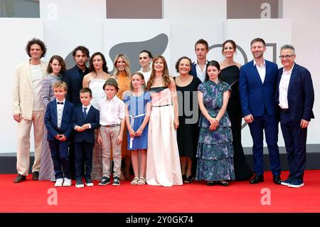 Regisseurin Maura Delpero mit Cast und Team BEI der Premiere des Kinofilms Vermiglio auf der Biennale di Venezia 2024 / 81. Internationale Filmfestspiele von Venedig im Palazzo del Cinema. Venedig, 02.09.2024 *** le réalisateur Maura Delpero avec les acteurs et l'équipe lors de la première du long métrage Vermiglio à la Biennale di Venezia 2024 81 Venice International film Festival au Palazzo del Cinema Venise, 02 09 2024 Foto:xD.xBedrosianx/xFuturexImagex vermiglio 4883 Banque D'Images