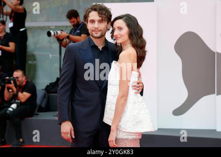 Giuseppe de Domenico und Martina Scrinzi BEI der Premiere des Kinofilms Vermiglio auf der Biennale di Venezia 2024 / 81. Internationale Filmfestspiele von Venedig im Palazzo del Cinema. Venedig, 02.09.2024 *** Giuseppe de Domenico et Martina Scrinzi à la première du long métrage Vermiglio à la Biennale di Venezia 2024 81 Festival International du film de Venise au Palazzo del Cinema Venise, 02 09 2024 Foto:xD.xBedrosianx/xFuturexImagex vermiglio 4863 Banque D'Images