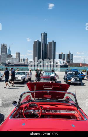 La croisière en voiture Ouellette à Windsor est un événement annuel dynamique où des voitures classiques et personnalisées bordent l'avenue Ouellette, attirant les amateurs et les spectateurs Banque D'Images