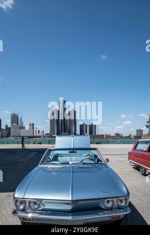 La Corvair de Chevrolet, avec son moteur arrière et son design unique, se distingue comme un modèle distinctif et innovant dans l'histoire automobile américaine. Banque D'Images