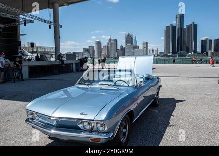 La Corvair de Chevrolet, avec son moteur arrière et son design unique, se distingue comme un modèle distinctif et innovant dans l'histoire automobile américaine. Banque D'Images