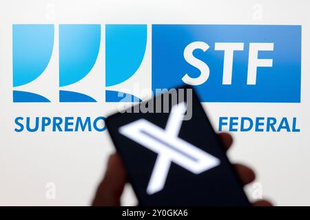 Paraguay. 02 septembre 2024. Dans cette illustration photo, le logo X (Twitter) est affiché sur l'écran d'un smartphone et le logo STF en arrière-plan . Le réseau social d'Elon Musk a été suspendu au Brésil par la Cour suprême fédérale (STF), après ne pas avoir respecté les ordres du ministre Alexandre de Moraes de bloquer les comptes des personnes faisant l'objet d'une enquête par le système judiciaire brésilien crédit : SOPA images Limited/Alamy Live News Banque D'Images