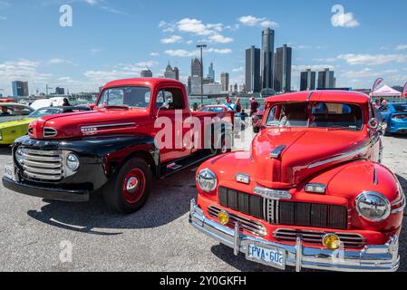 Les camions Mercury et Ford, tous deux originaires de Ford Motor Company, se distinguent par l'accent mis par Mercury sur le luxe et le style, contrastant avec l'esprit Banque D'Images