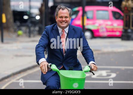 Londres, Royaume-Uni. 2 septembre 2024. Harry Cole, rédacteur politique de The Sun, arrive sur un Lime Bike. Des journalistes et des politiciens arrivent pour le lancement de la campagne conservatrice de Kemi BadenochÕs. Kemi Badenoch lance sa campagne conservatrice. Crédit : Karl Black/Alamy Live News Banque D'Images