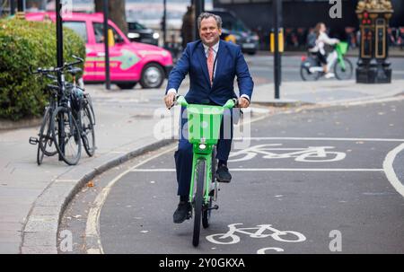 Londres, Royaume-Uni. 2 septembre 2024. Harry Cole, rédacteur politique de The Sun, arrive sur un Lime Bike. Des journalistes et des politiciens arrivent pour le lancement de la campagne conservatrice de Kemi BadenochÕs. Kemi Badenoch lance sa campagne conservatrice. Crédit : Karl Black/Alamy Live News Banque D'Images