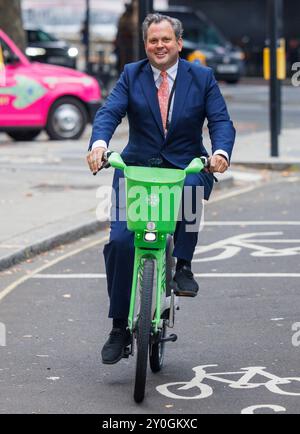 Londres, Royaume-Uni. 2 septembre 2024. Harry Cole, rédacteur politique de The Sun, arrive sur un Lime Bike. Des journalistes et des politiciens arrivent pour le lancement de la campagne conservatrice de Kemi BadenochÕs. Kemi Badenoch lance sa campagne conservatrice. Crédit : Karl Black/Alamy Live News Banque D'Images