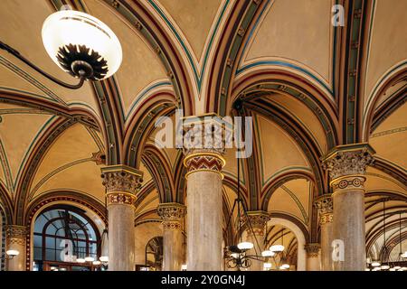 Vienne, Autriche - 6 août 2024 : intérieur du célèbre Café Central de Vienne Banque D'Images