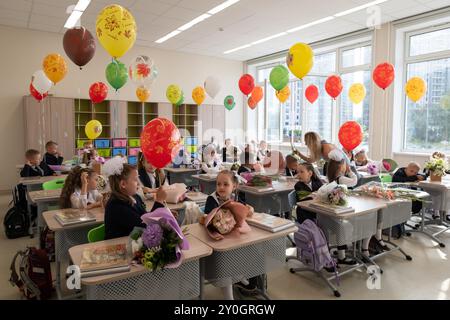 Pétersbourg, Russie. 02 septembre 2024. Les écoliers sont assis à leur pupitre lors de la première leçon qui suit l’Assemblée cérémonielle consacrée au début de l’année scolaire dans une école de Pétersbourg. (Photo par Andrei Bok/SOPA images/SIPA USA) crédit : SIPA USA/Alamy Live News Banque D'Images