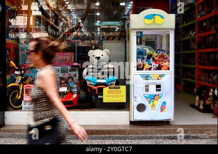 Rio de Janeiro, Brésil. 2 septembre 2024. La police de Rio de Janeiro a mené des raids le 28 août, saisissant des machines à griffes, des appareils électroniques et des animaux en peluche dans le cadre d'une répression contre ce qu'ils considèrent comme des jeux de hasard illégaux. Les autorités étudient les liens potentiels entre le crime organisé et l'opération. Lors d'un raid précédent en mai, la police a saisi quelque 80 machines, qui plus tard ont découvert qu'elles ne permettaient aux clients de gagner qu'après un nombre fixe de tentatives. (Crédit image : © Bob Karp/ZUMA Press Wire) USAGE ÉDITORIAL SEULEMENT! Non destiné à UN USAGE commercial ! Banque D'Images