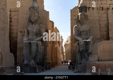 Louxor, Égypte ; 16 janvier 2024 : plongez au cœur de l'Égypte ancienne et rencontrez les gardiens des portes sacrées de Louxor, où l'obélisque imposant Banque D'Images