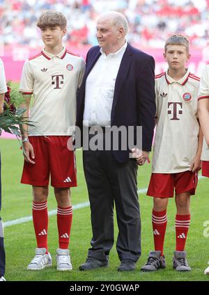 Munich, Deutschland. 01 Sep, 2024. firo : 01.09.2024, football, football, 1. Ligue, 1. Bundesliga, saison 2024/2025, 2. Journée, FC Bayern Munich - SC Freiburg, président d'honneur Uli Hoeness avec ses petits-enfants, FC Bayern Munich, FCB, Bayern, Munich, chiffre entier, crédit : dpa/Alamy Live News Banque D'Images