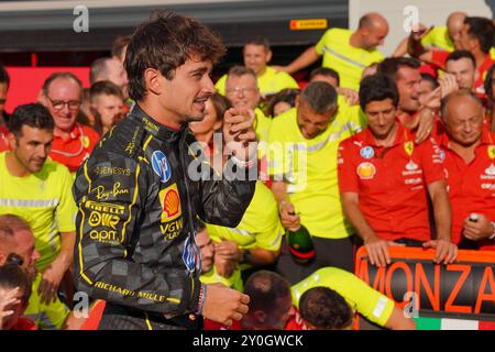 Monza, Italie. 01 Sep, 2024. Charles Leclerc célèbre la victoire lors de la course de formule 1 Pirelli Gran Premio d'Italia 2024 le 1er septembre 2024, Monza, Italie. Crédit : Luca Rossini/E-Mage/Alamy Live News Banque D'Images