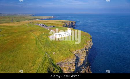 Phare de Duncansby Head et parking à la fin de l'été, le point le plus au nord-est du continent britannique Banque D'Images