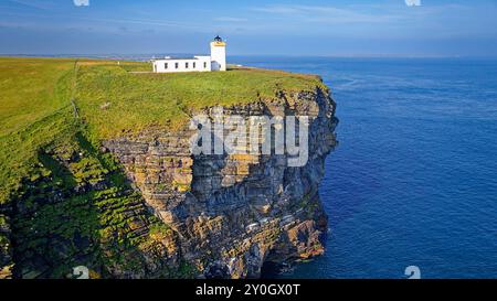 Phare de Duncansby Head à la fin de l'été, les falaises du point le plus au nord-est du continent britannique Banque D'Images