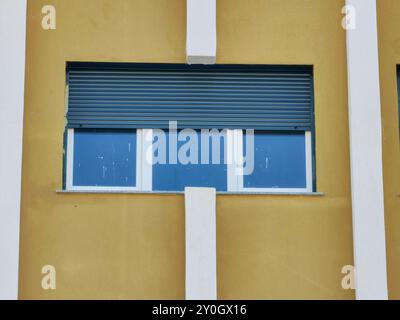 Cadres de verre de fenêtre du nouveau bâtiment en cours de développement : extérieur de mur beige Banque D'Images