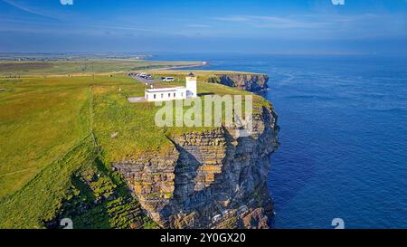 Phare de Duncansby Head à la fin de l'été, les falaises rocheuses du point le plus au nord-est du continent britannique Banque D'Images