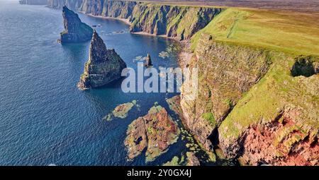 Duncansby Stacks rocheux pinacles au sud de Duncansby Head et falaises colorées vues tôt le matin d'été Banque D'Images
