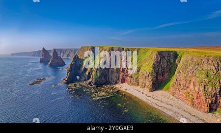 Duncansby Stacks deux pinacles rocheux au sud de Duncansby Head et des falaises colorées vues tôt le matin d'été Banque D'Images