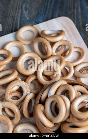 bagels à base de farine solide, bagels secs de petite taille, dessert frais non sucré pour le thé Banque D'Images