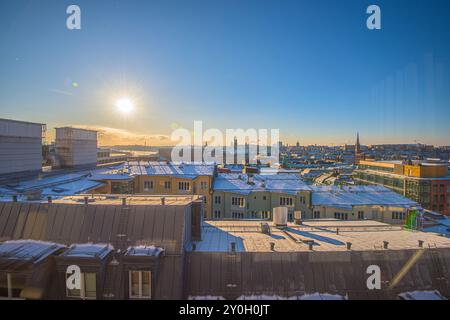 Stockholm, Suède - 25 février 2018 : vue sur le toit de Stockholm. Le palais royal au centre à gauche. Tours de l'église Saint Gertrud, Katarina chur Banque D'Images