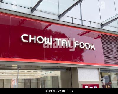 Nanning, Chine - 15 novembre 2023. Enseigne du magasin Chow Tai Fook. Chow Tai Fook Jewellery est une bijouterie et une boutique d'or. Banque D'Images