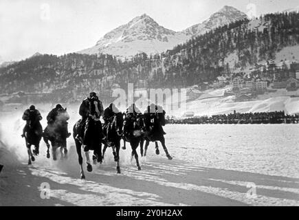 St Moritz, Suisse, courses hippiques sur glace glacée lac 1924 gazon blanc Banque D'Images