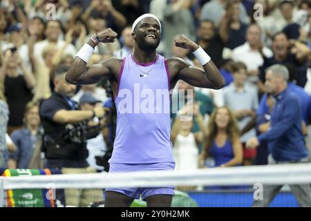 Frances Tiafoe, des États-Unis, célèbre sa victoire contre Alexei Popyrin, de l'Australie, au cours du 7e jour de l'US Open 2024, tournoi de tennis du Grand Chelem, le 2 septembre 2024 au USTA Billie Jean King National Tennis Center à New York, États-Unis Banque D'Images