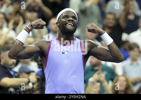 Frances Tiafoe, des États-Unis, célèbre sa victoire contre Alexei Popyrin, de l'Australie, au cours du 7e jour de l'US Open 2024, tournoi de tennis du Grand Chelem, le 2 septembre 2024 au USTA Billie Jean King National Tennis Center à New York, États-Unis Banque D'Images