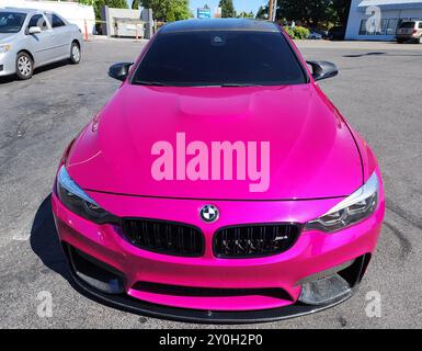 Seattle, WA, USA -19 juillet 2024 : BMW F82 M4 compétition couleur rose vue avant. BMW F82 M4 est la version sport de la voiture BMW. Banque D'Images