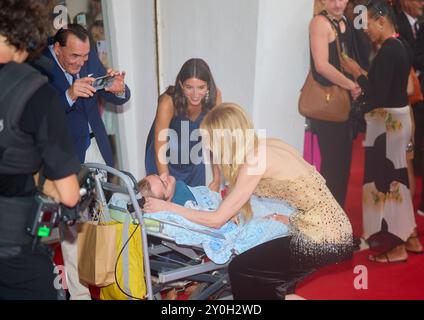 81e Festival du film de Venise à Venise, Italie, le 30 août 2024. Première de Babygirl Nicole KIDMAN parle à un fan de cinéma gravement handicapé - 20240830 PD11982 Banque D'Images