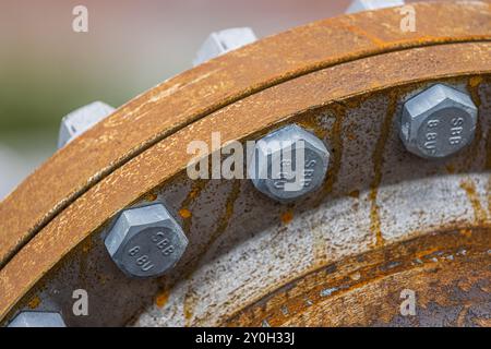 Trollhättan, Suède - octobre 09 2022 : boulons fixant un joint d'extrémité d'un tuyau de chauffage urbain Banque D'Images