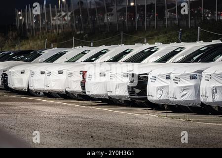 Gothenburg, Suède - 23 novembre 2022 : une longue file de transport a couvert les voitures Volvo chez un concessionnaire Banque D'Images