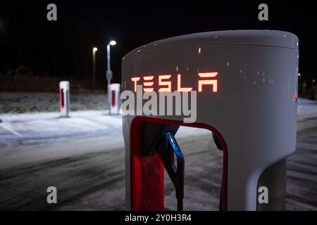 Göteborg, Suède - décembre 09 2022 : les voitures sont en train de charger les chargeurs Tesla la la nuit Banque D'Images