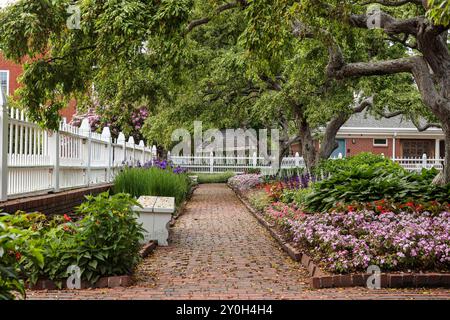 Beau parc avec des fleurs annuelles à côté de la rivière Piscataqua dans le centre-ville de Portsmouth, NH. Juste en bas de la route de New Castle NH. Belle région dans NH. Banque D'Images