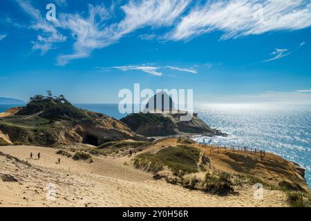 Les visiteurs de la côte du Pacifique font une randonnée dans les dunes de la zone naturelle de Cape Kiwanda State et les formations de grès de Pacific City, Oregon, États-Unis Banque D'Images