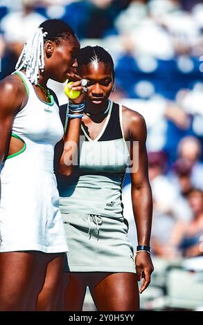 Serena Williams (Etats-Unis) et sa sœur venus remportent le championnat des doubles à l'US Open tennis 1999 Banque D'Images