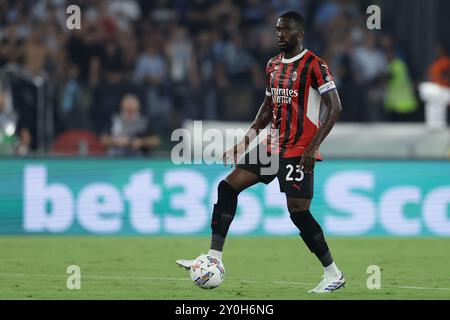 Milanâs le défenseur anglais Fikayo Tomori contrôle le ballon lors du match de Serie A SS Lazio vs AC Milan au stade Olimpico le 31 août 2024 à Rome. Banque D'Images