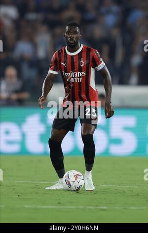 Milanâs le défenseur anglais Fikayo Tomori contrôle le ballon lors du match de Serie A SS Lazio vs AC Milan au stade Olimpico le 31 août 2024 à Rome. Banque D'Images