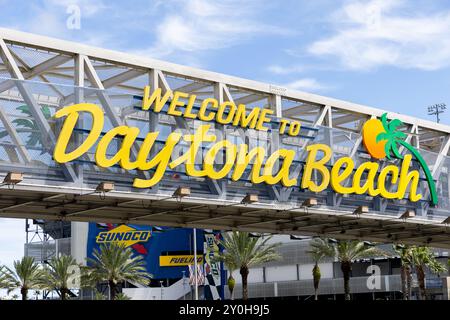 Le panneau Welcome to Daytona Beach est situé à l'extérieur du Daytona International Speedway, sur un pont piétonnier. Banque D'Images