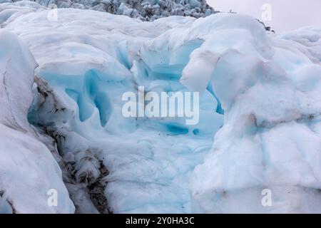 Formations de glace dans le glacier de Skaftafell, qui fait partie du parc national de Vatnajokull, Islande. Glace glaciaire bleue avec fissures et crevasses. Banque D'Images