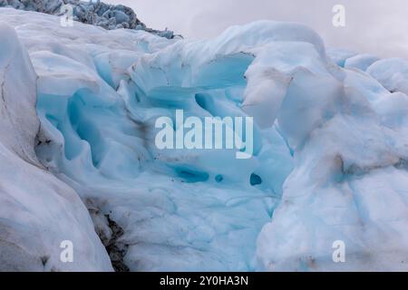 Formations de glace dans le glacier de Skaftafell, qui fait partie du parc national de Vatnajokull, Islande. Glace glaciaire bleue avec fissures et crevasses. Banque D'Images