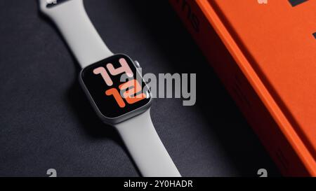 LONDRES - 26 AOÛT 2024 : Apple Watch avec bracelet blanc et cadran horodateur Banque D'Images