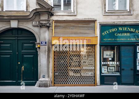 Vienne, Autriche - 6 août 2024 : façade de magasin d'antiquités dans le centre de Vienne Banque D'Images