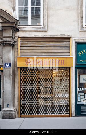 Vienne, Autriche - 6 août 2024 : façade de magasin d'antiquités dans le centre de Vienne Banque D'Images