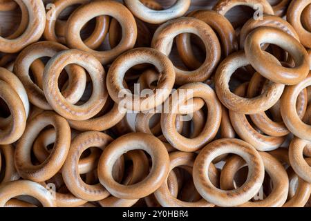 bagels à base de farine solide, bagels secs de petite taille, dessert frais non sucré pour le thé Banque D'Images